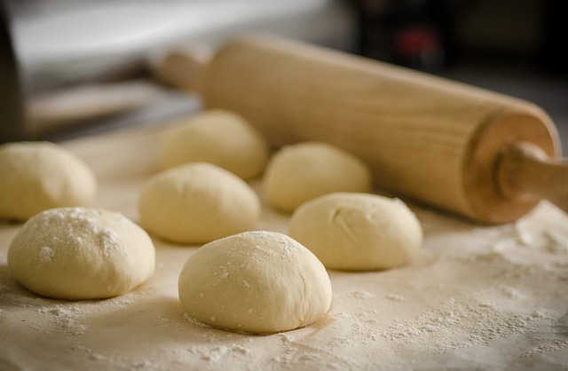 De ultieme kunst van pizza bakken met een pizzasteen